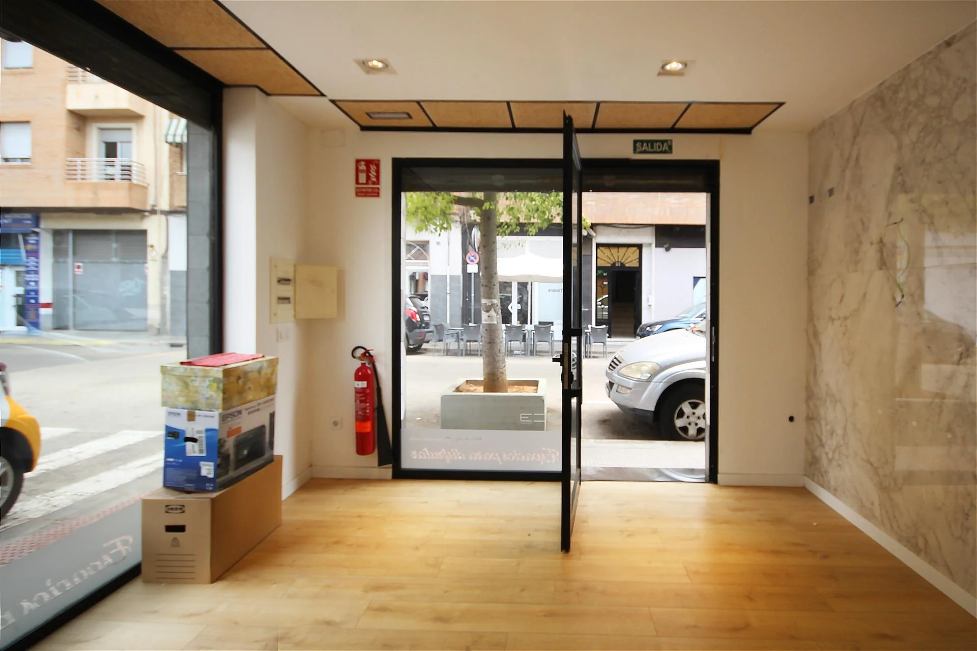Versatile commercial premises with residential potential