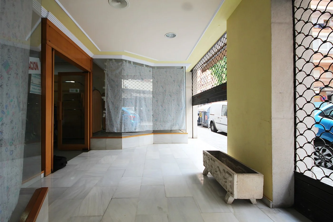 Street-front commercial unit, 212 m²