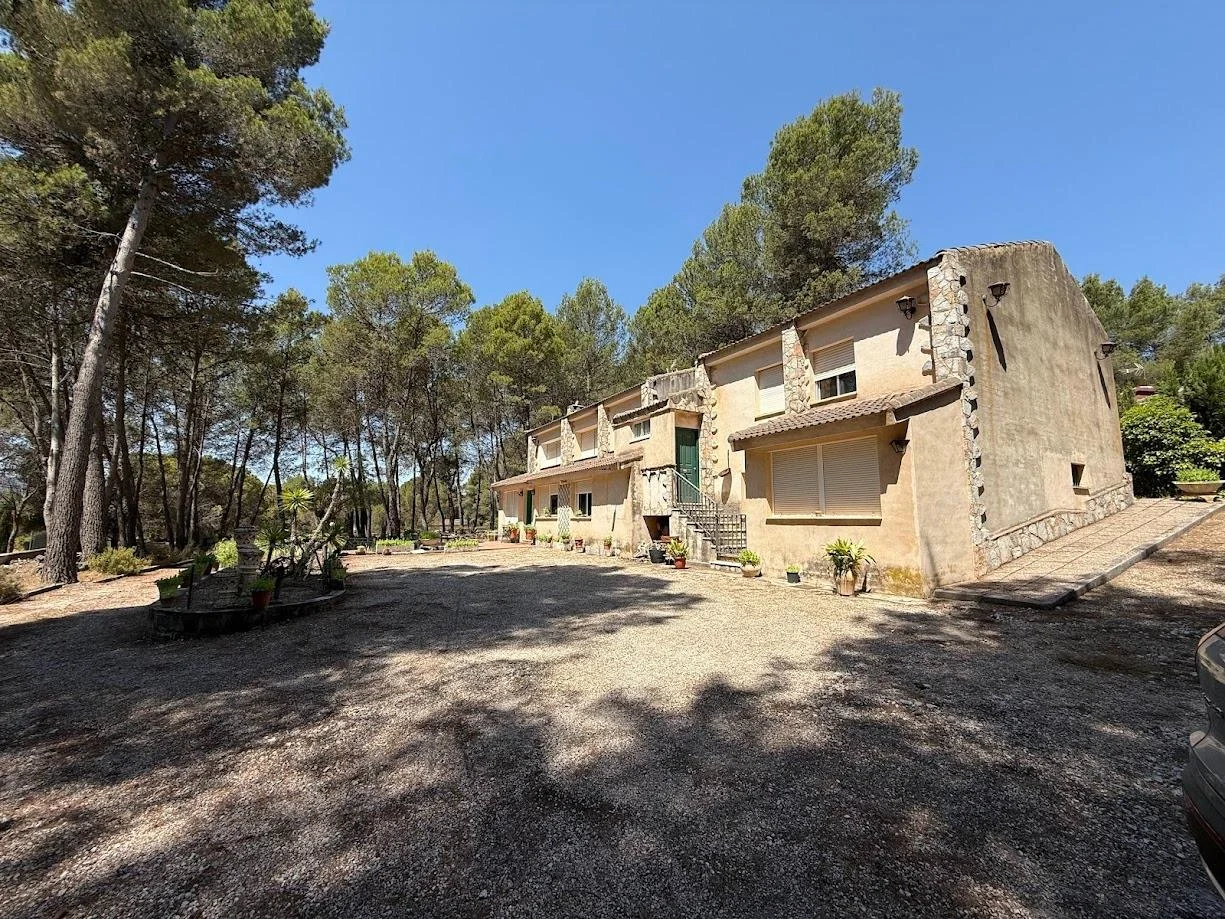 Casa independiente con 9 habitaciones