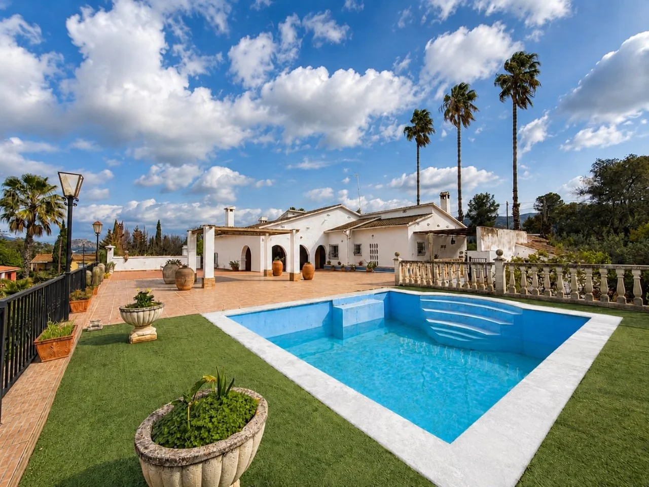 Large villa with two independent residences