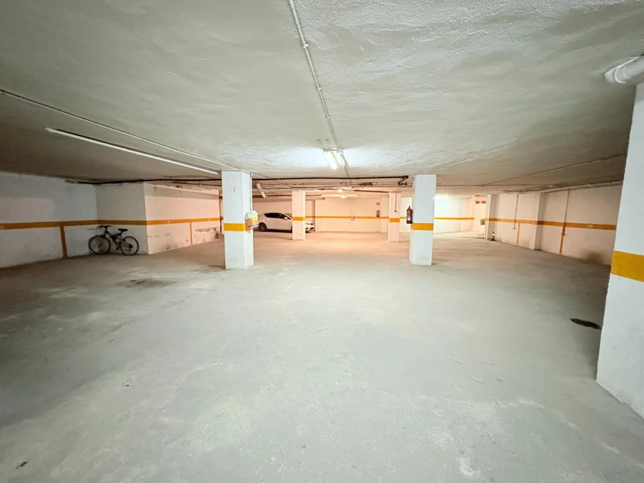 Private parking space in Canals