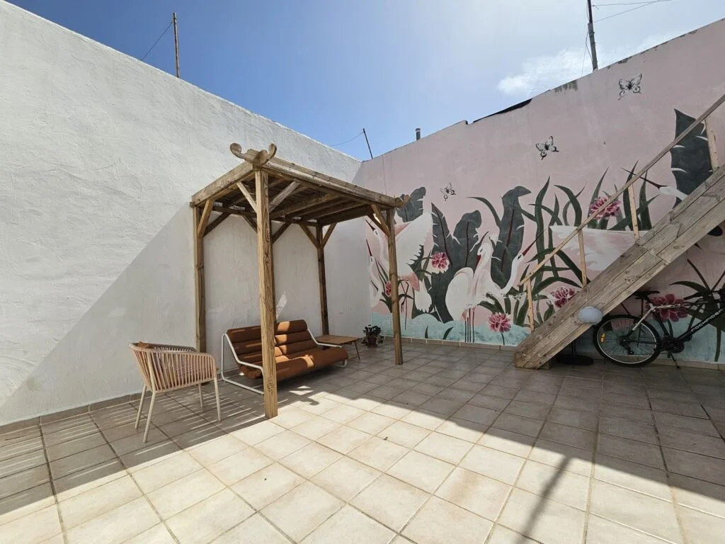 Casa adosada de una planta con terraza