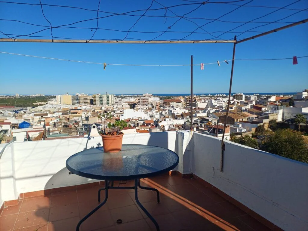 Casa adosada reformada con terraza en el tejado