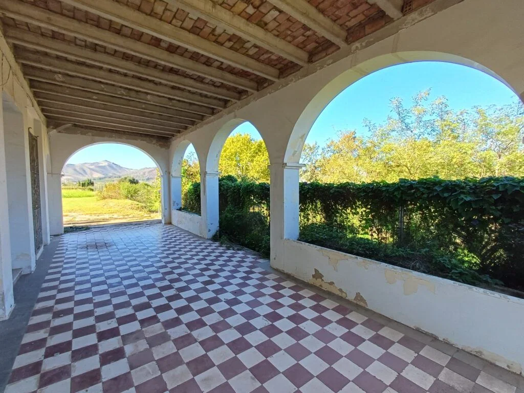Reform villa near Potries, 1,877m² plot