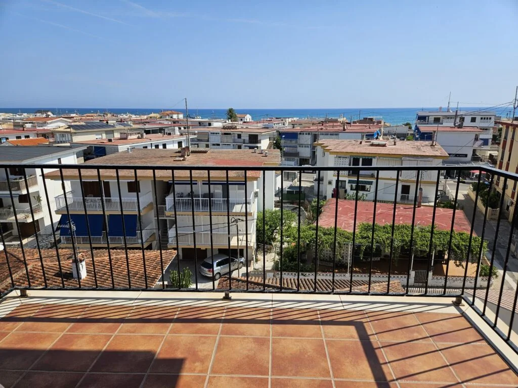 Sea-view fourth-floor apartment with balcony