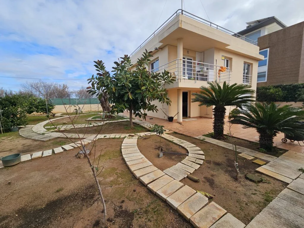 Beachfront villa with 539 m²