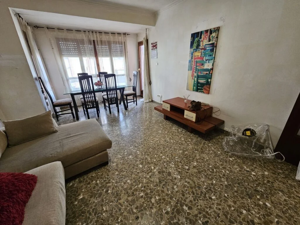 Bright third-floor apartment, 4 bedrooms