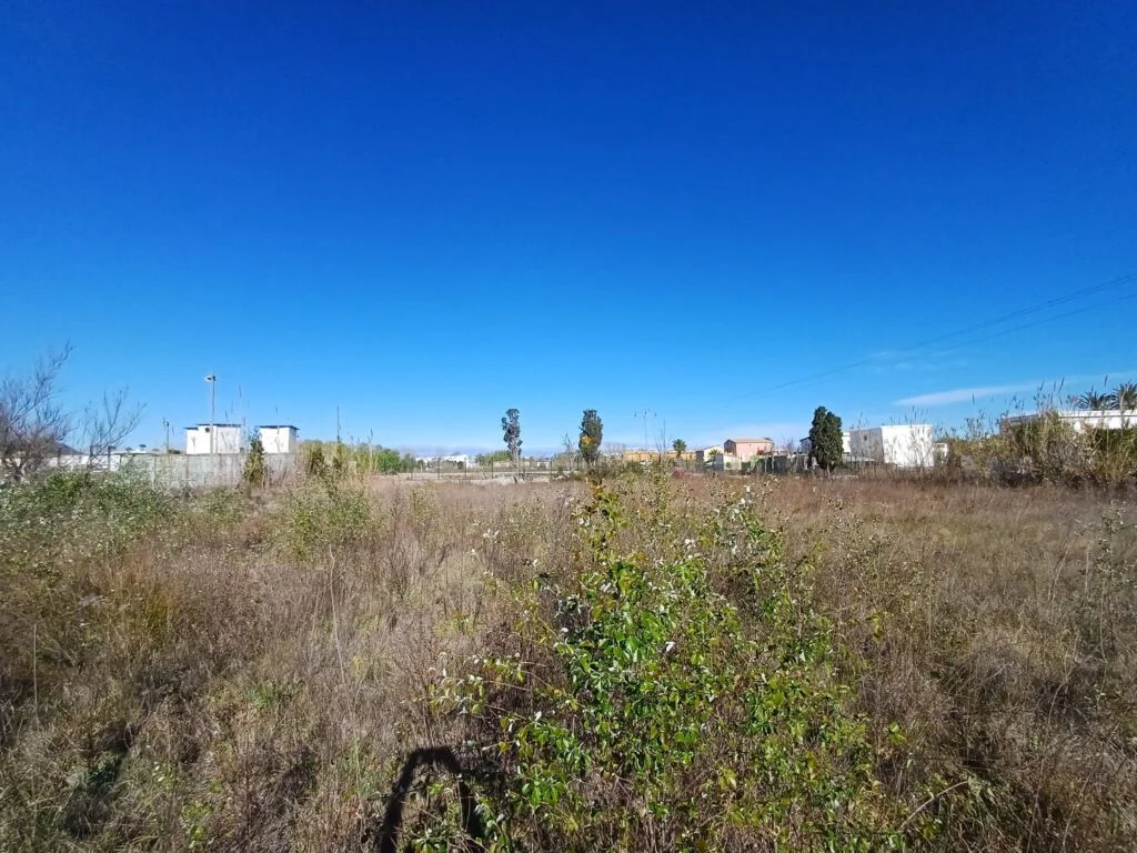 Parcela urbana cerca de golf y playa