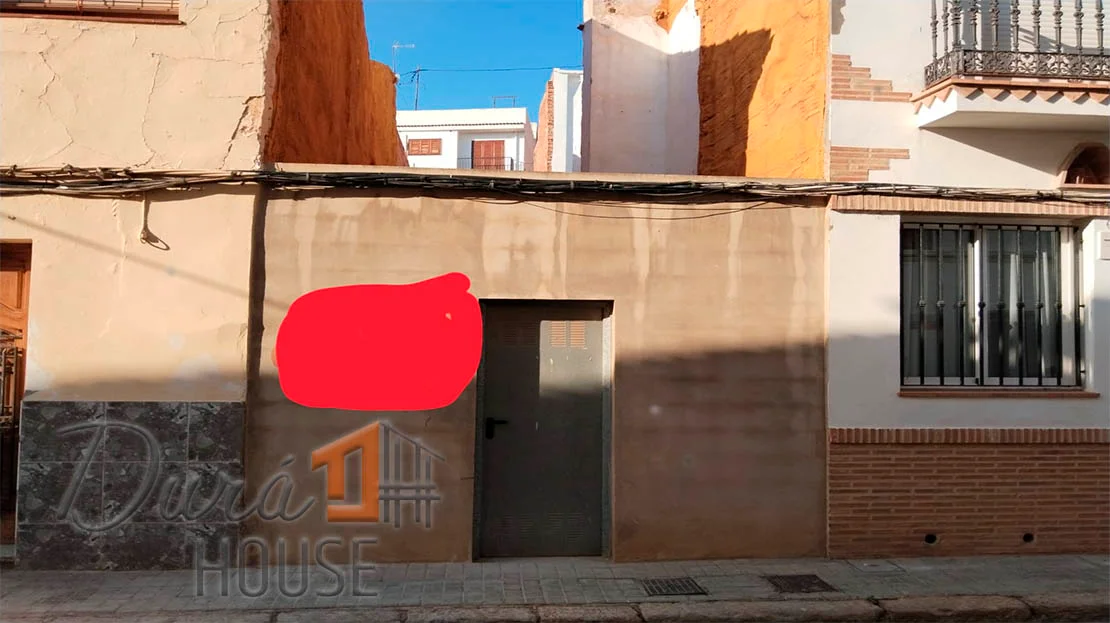 Central Pedralba plot on two streets