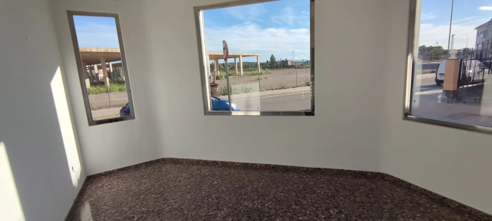 Local comercial esquinero reformado de 254 m²