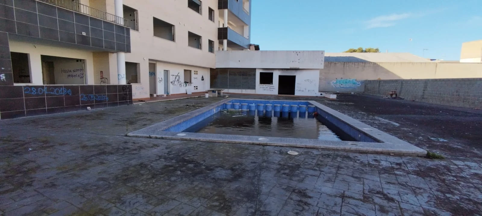 Proyecto de edificio residencial urbano paralizado