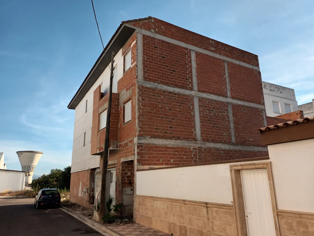 Part-built Senyera building, 1,259 m²