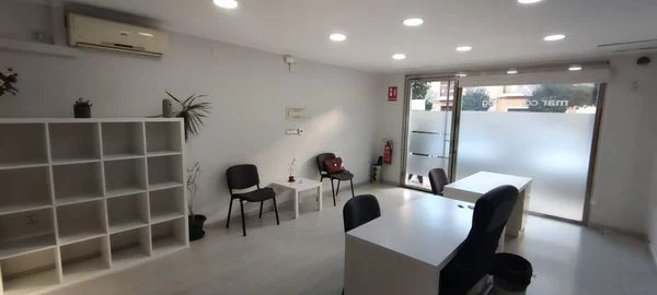 Reformed 94 m² street-front commercial unit