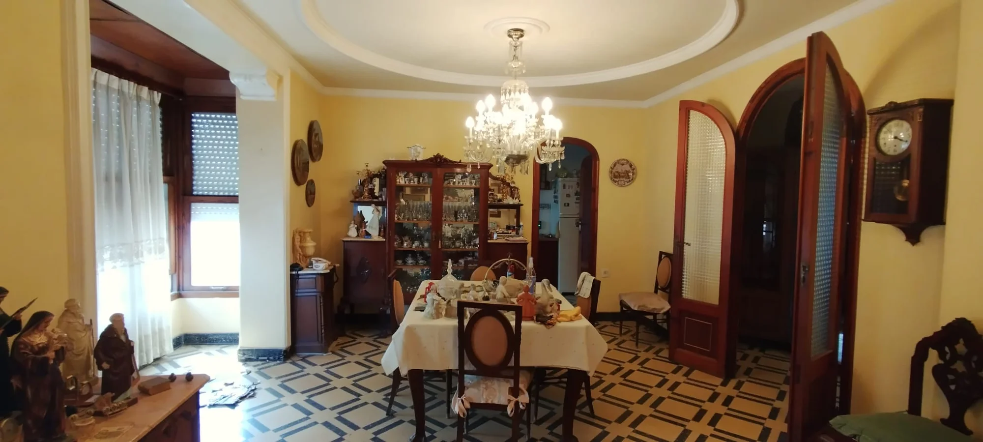 Large house with 1,473 m² mixed-use space