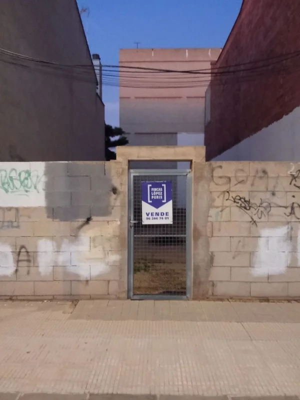 Solar urbano junto a biblioteca municipal