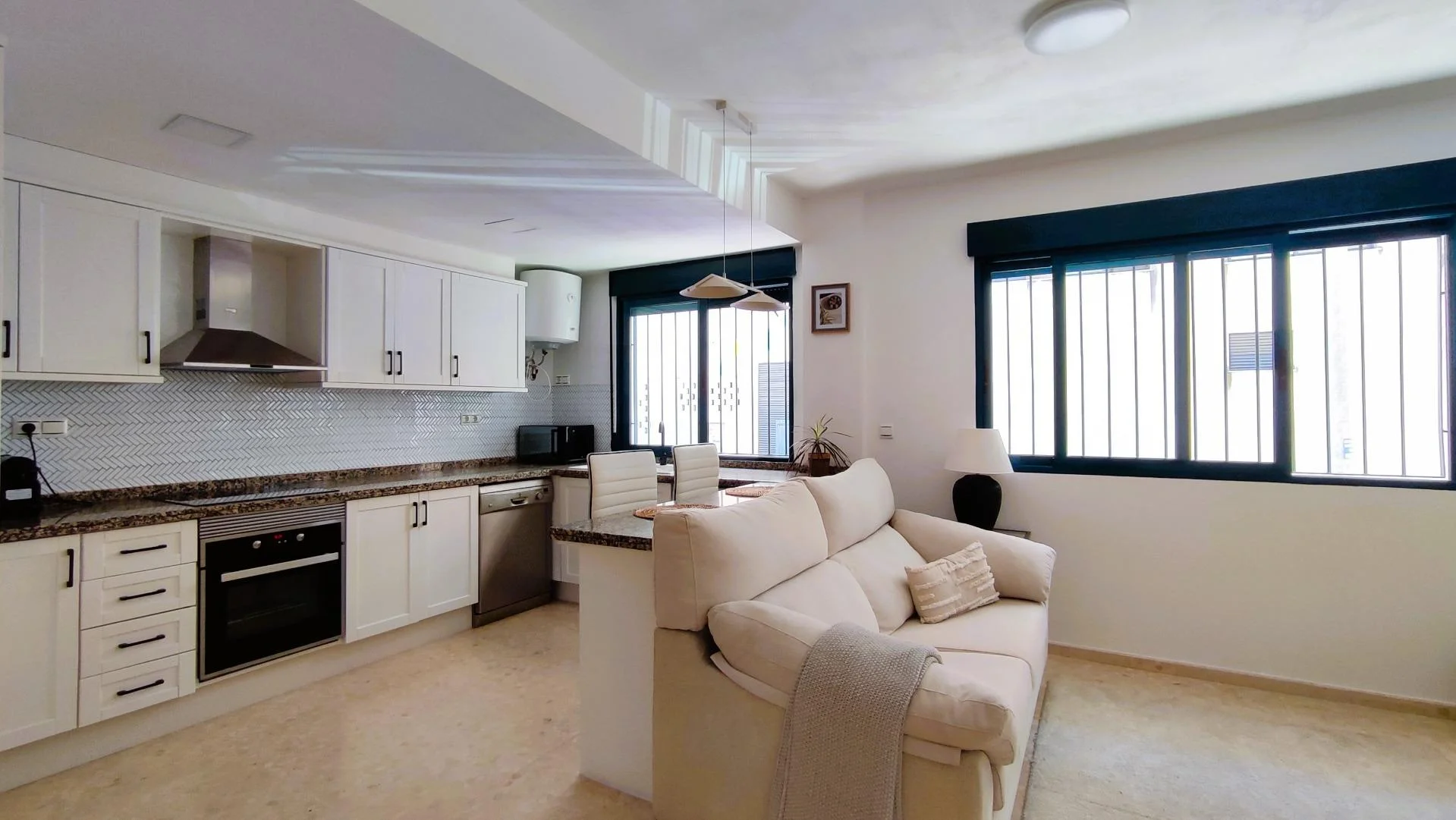 Bright three-bedroom flat in Oliva