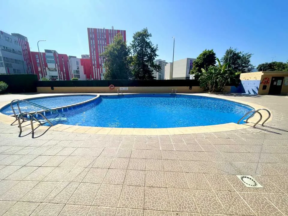 Apartamento en playa, 3 dormitorios y piscina