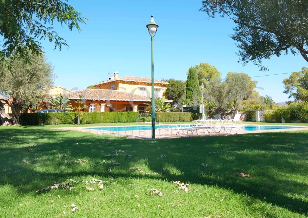 Amplia masía ecuestre cerca de Valencia