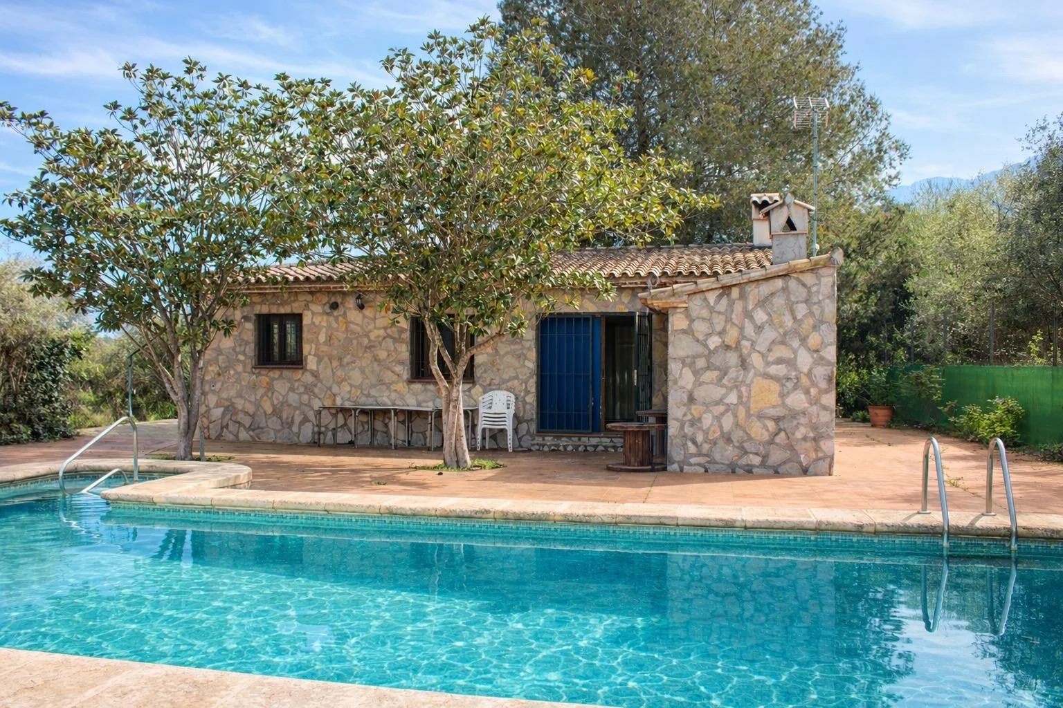 Rural house with private pool and land