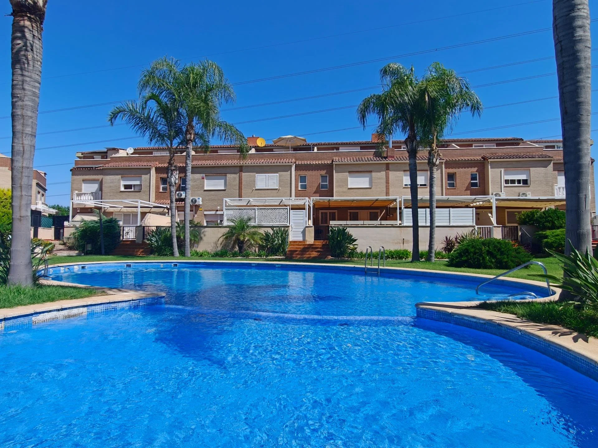 Adosado de cuatro dormitorios con piscina comunitaria