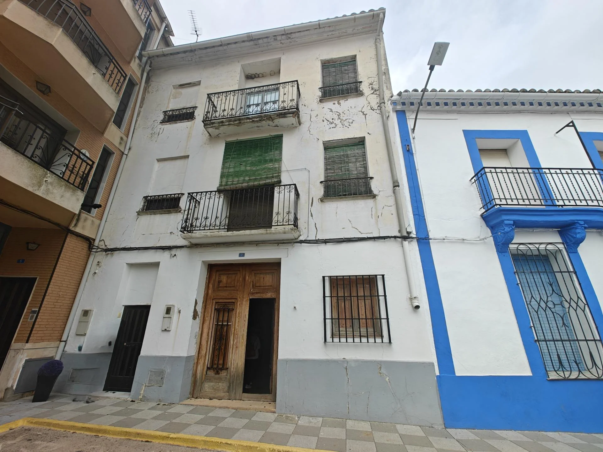 Three-unit building in Dos Aguas
