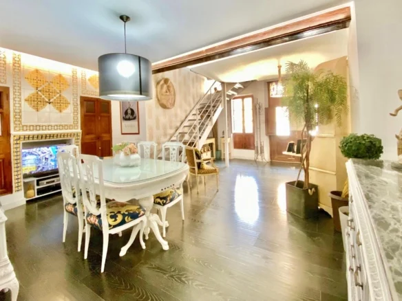 Casa histórica con dos terrazas
