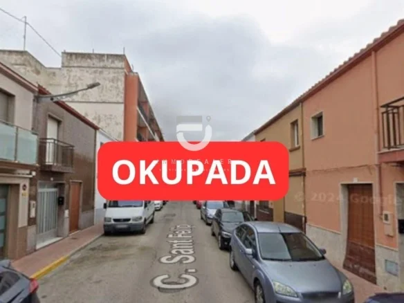 Casa bancaria ocupada en Piles