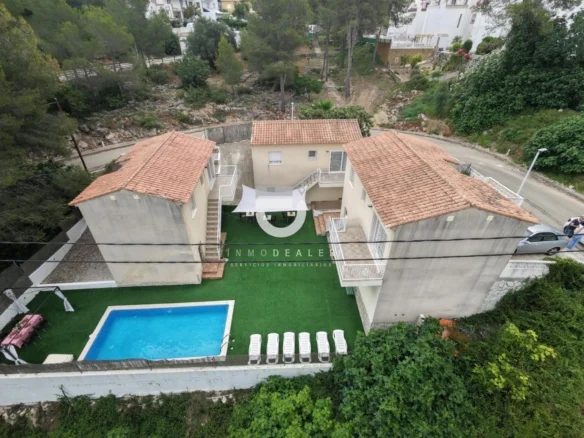 Three-chalet compound on 605 m² plot