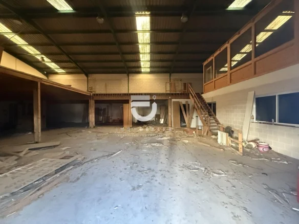 Nave industrial en Oliva, 371 m²