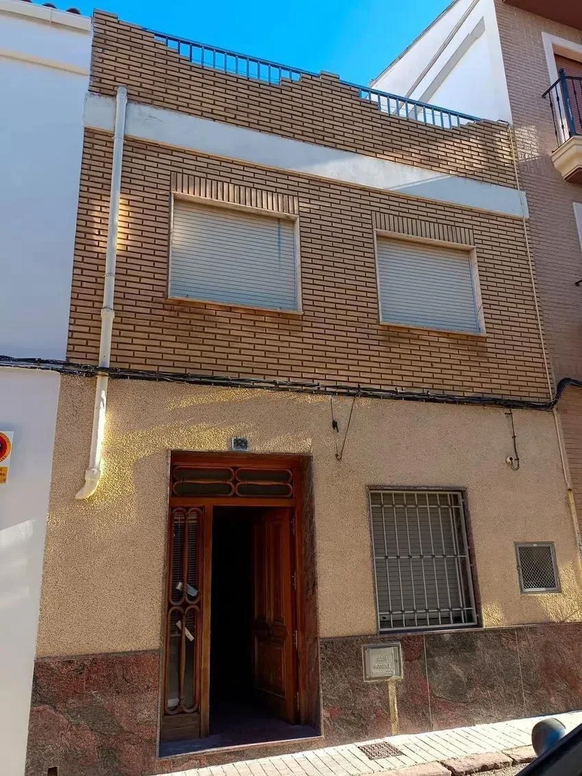 Casa histórica de dos plantas y siete habitaciones