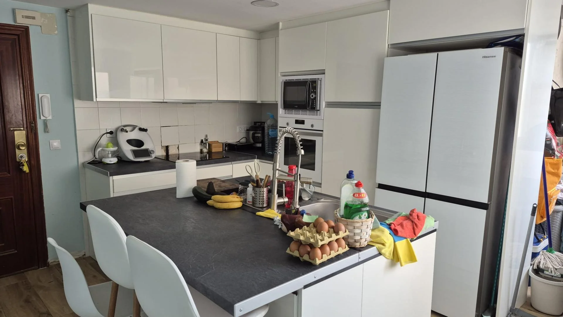 Reformed four-bedroom flat near Valencia