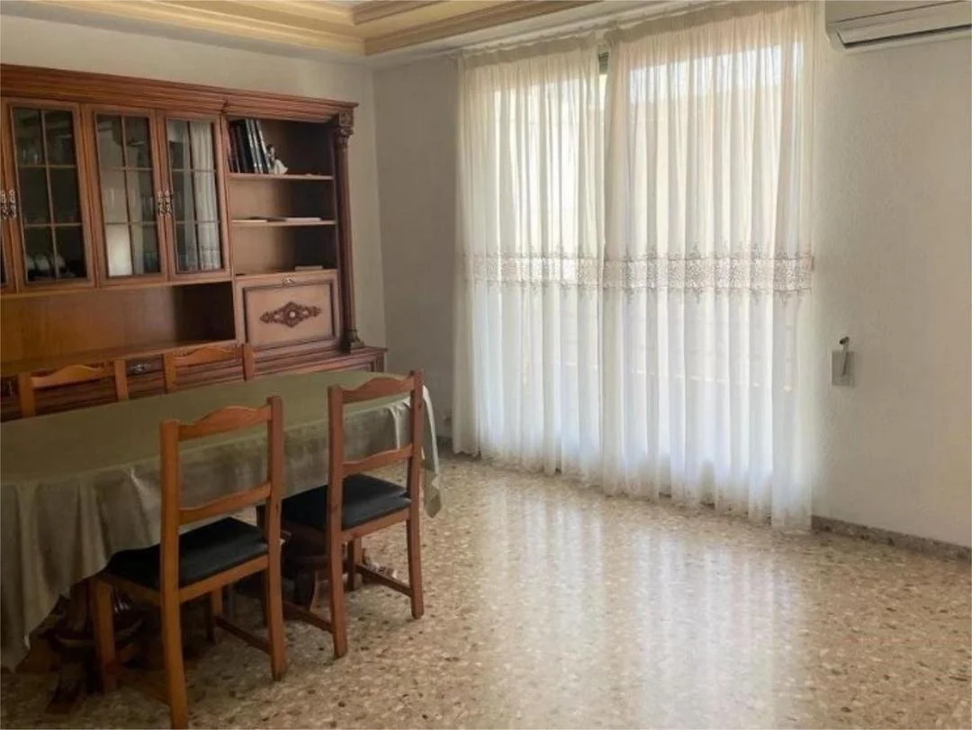 Four-bedroom Benifaió home with garage