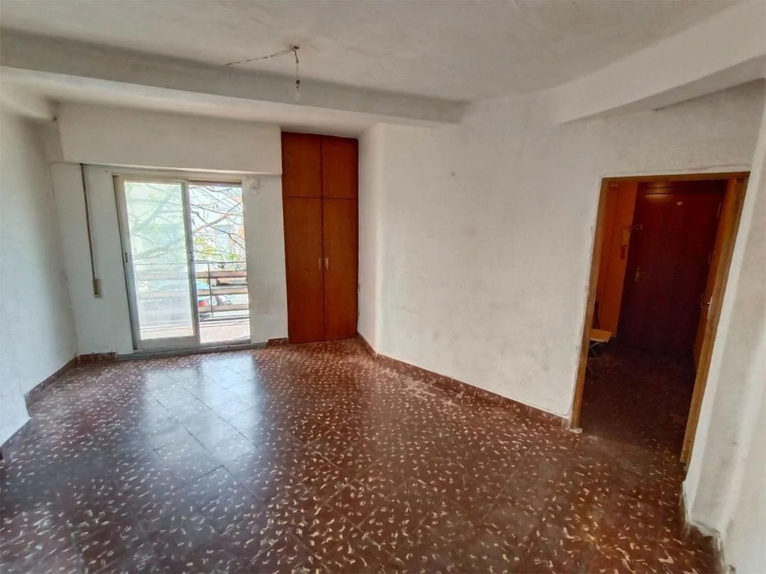 Renovation-potential Picanya flat, three bedrooms