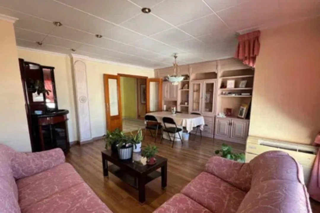 Four-bedroom Sueca flat with balcony