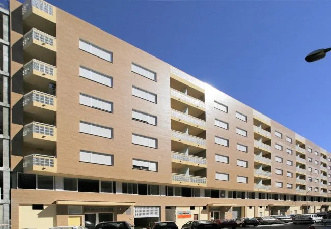 Oliva commercial unit with large windows