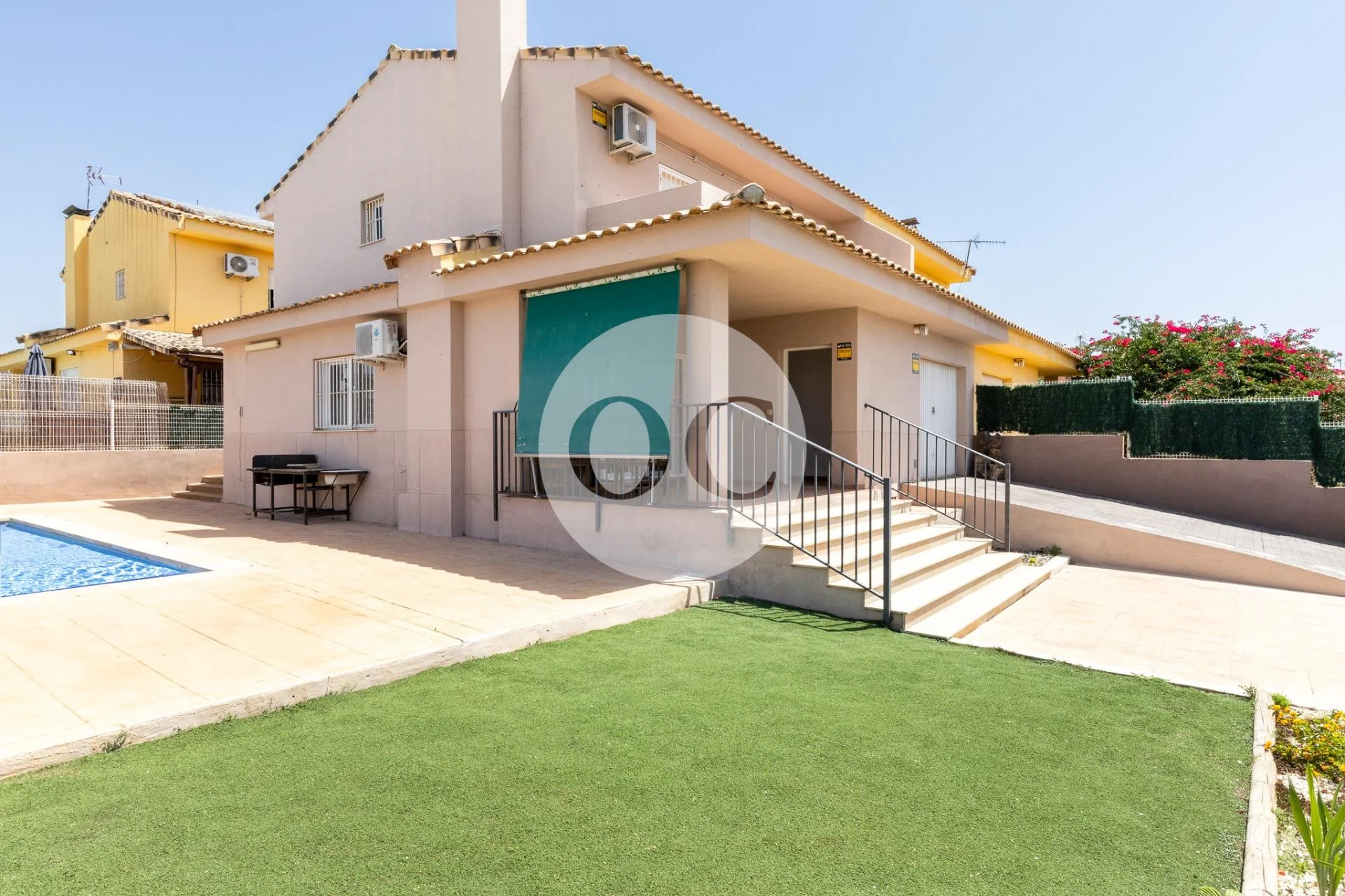 Chalet de cuatro dormitorios con piscina