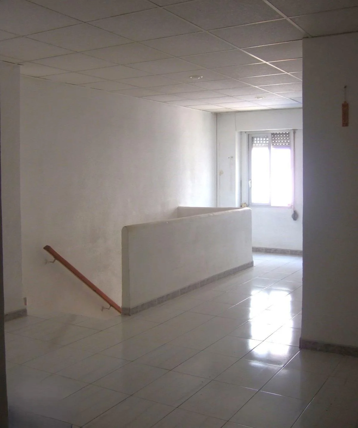 Casa de dos plantas alquilada con comercio