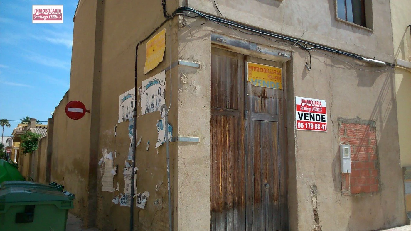 Corner house in central Polinyà