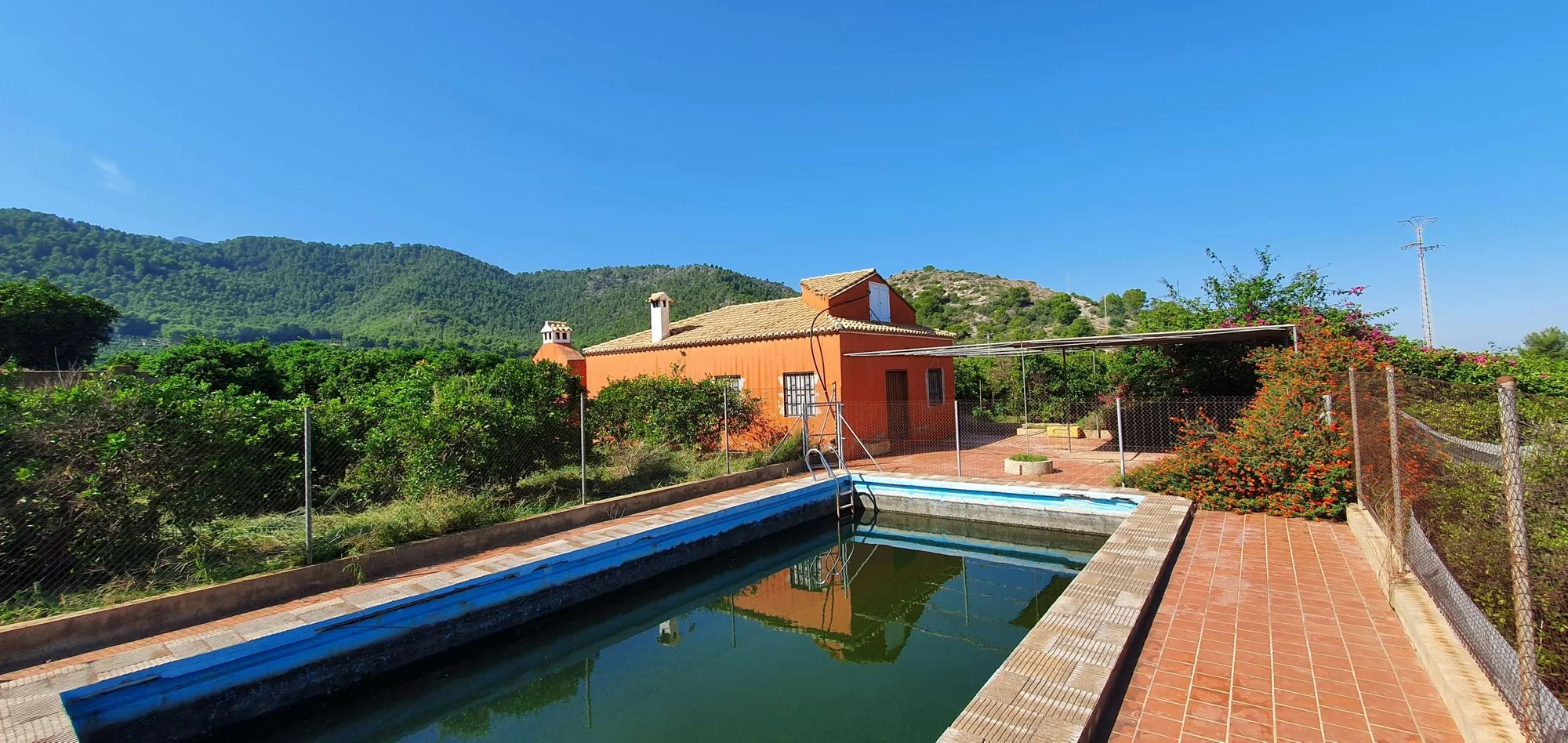 Rustic house with 10,490 m² plot