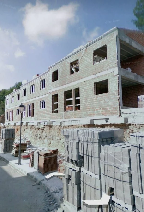 Solar urbano con proyecto de cinco adosados