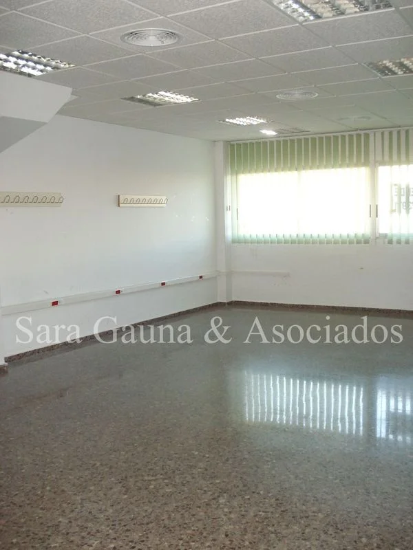 Local comercial con cinco plazas de garaje