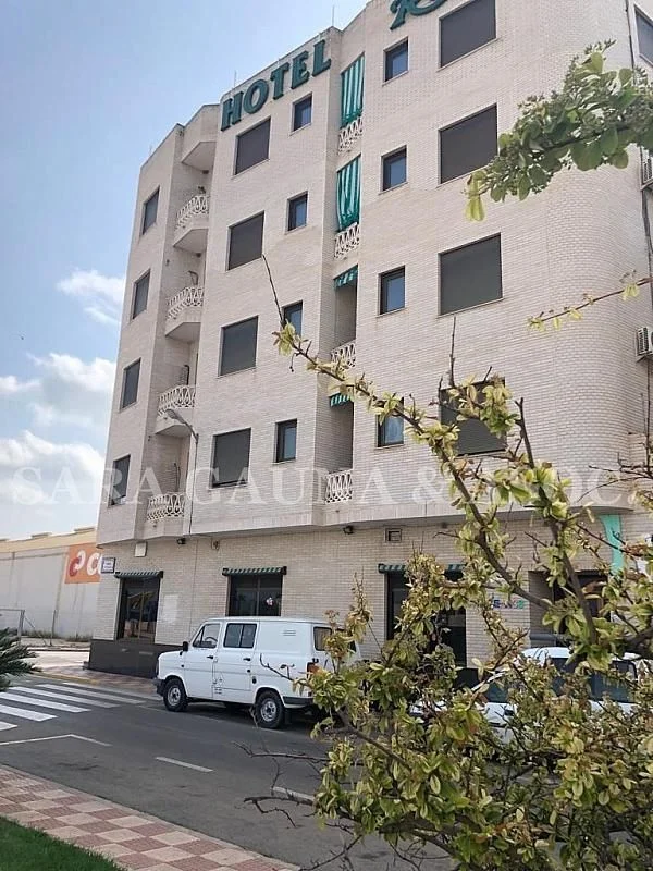 Edificio hotelero con 48 habitaciones