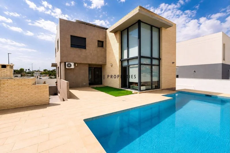 Chalet with private pool, 4 bedrooms