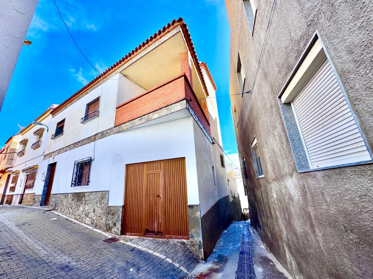 Three-floor house with four bedrooms
