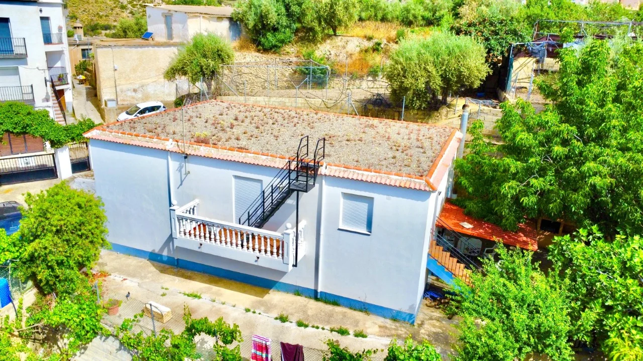 Large chalet with 1,741 m² plot