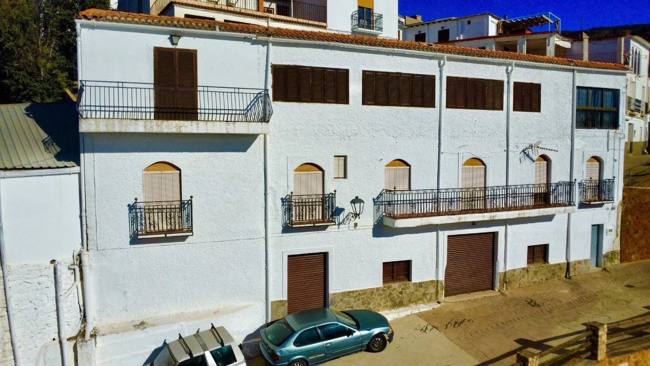 Edificio con dos pisos y almacén