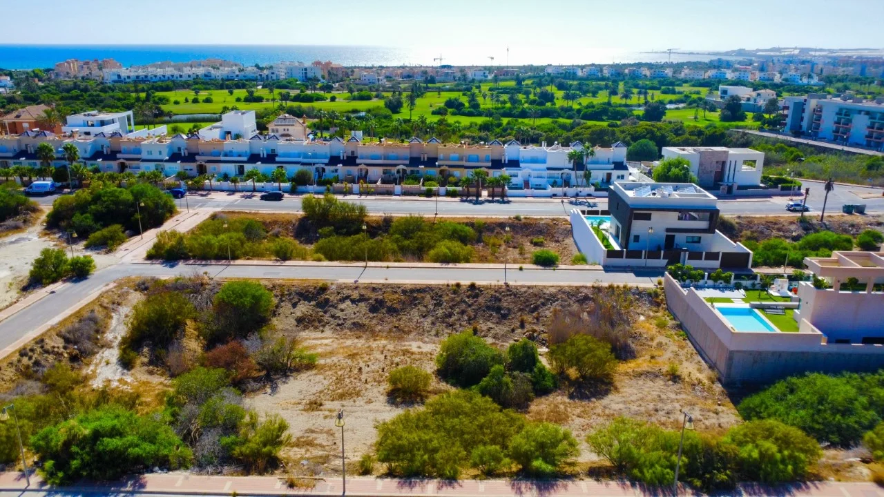 Solar urbano en Almerimar de 683 m²