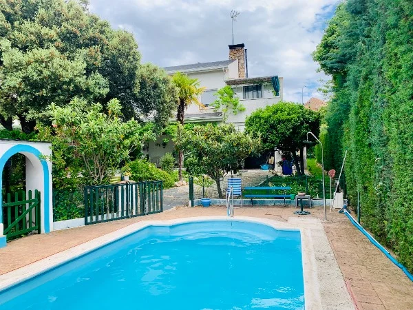 Chalet privado de tres plantas con piscina