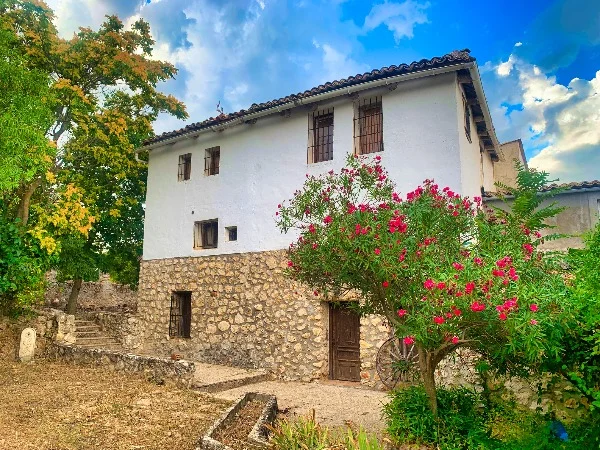 Casa de pueblo de cinco dormitorios junto al pantano