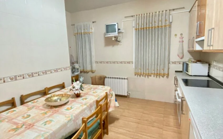 Three-storey La Guardia house, six bedrooms